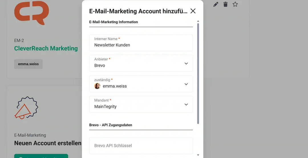 Popup zum Hinzufügen eines E-Mail-Marketing-Accounts: interner Name „Newsletter Kunden“, Anbieter Brevo, zuständig emma.weiss, Mandant MainTegrity und leeres Feld „Brevo API Schlüssel“