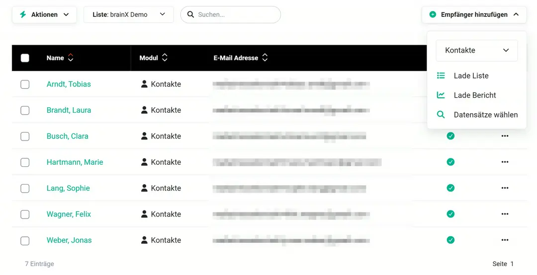 Empfängerliste der Brevo-Liste „brainX Demo“ mit sieben Kontakten, E-Mail-Spalte unkenntlich; Menü „Empfänger hinzufügen“ geöffnet mit Modul Kontakte, „Lade Liste“, „Lade Bericht“ und „Datensätze wählen“