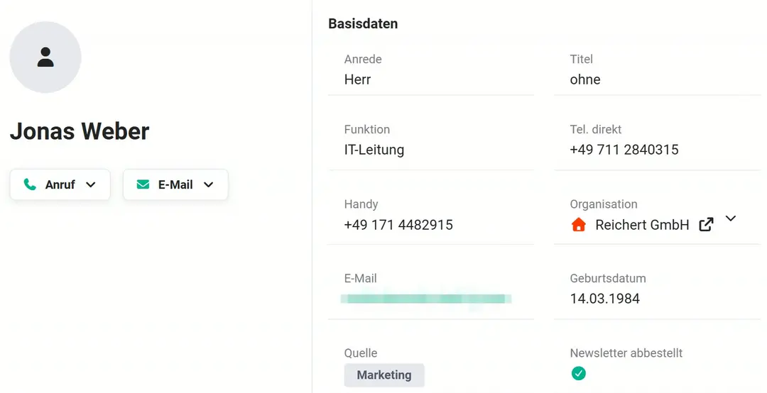 Stammdaten des Kontakts Jonas Weber: Anrede Herr, Funktion IT-Leitung, Organisation Reichert GmbH, Telefon und Handy, Geburtsdatum 14.03.1984, Quelle Marketing, E-Mail unkenntlich und „Newsletter abbestellt“ mit grünem Haken
