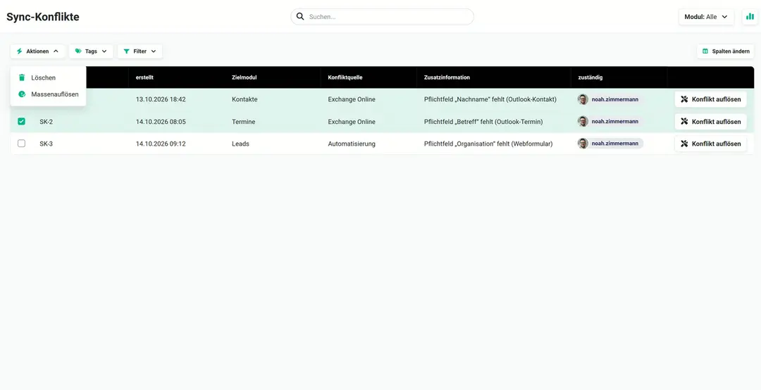 Modul Sync-Konflikte mit drei Einträgen: fehlender Nachname bei einem Outlook-Kontakt und fehlender Betreff bei einem Outlook-Termin aus Exchange Online, fehlende Organisation bei einem Lead aus einem Webformular; je Zeile der Knopf „Konflikt auflösen“, Menü Aktionen mit „Löschen“ und „Massenauflösen“ geöffnet